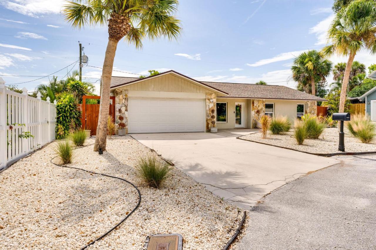 Nokomis Home With Screened Pool, 3 Mi To Beaches! Exterior photo